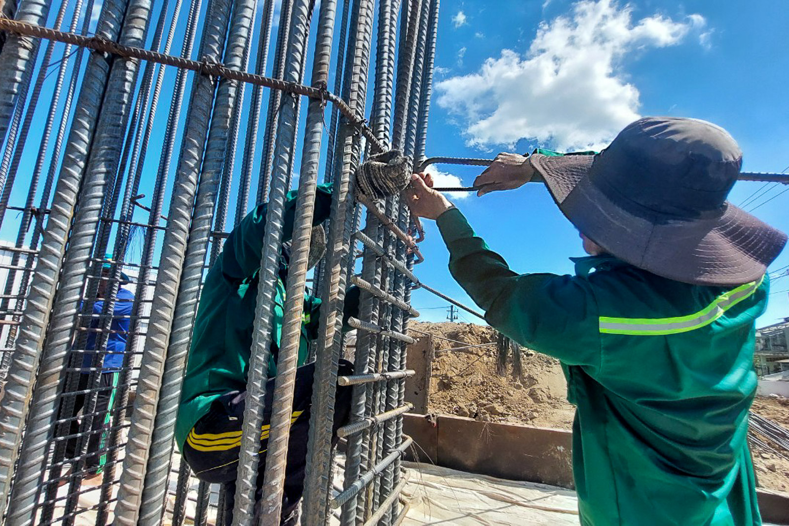 Tinh thần lao động "vượt nắng, thắng gió, ăn tranh thủ, ngủ khẩn trương, làm xuyên lễ..." trên các công trình trọng điểm ở Sóc Trăng