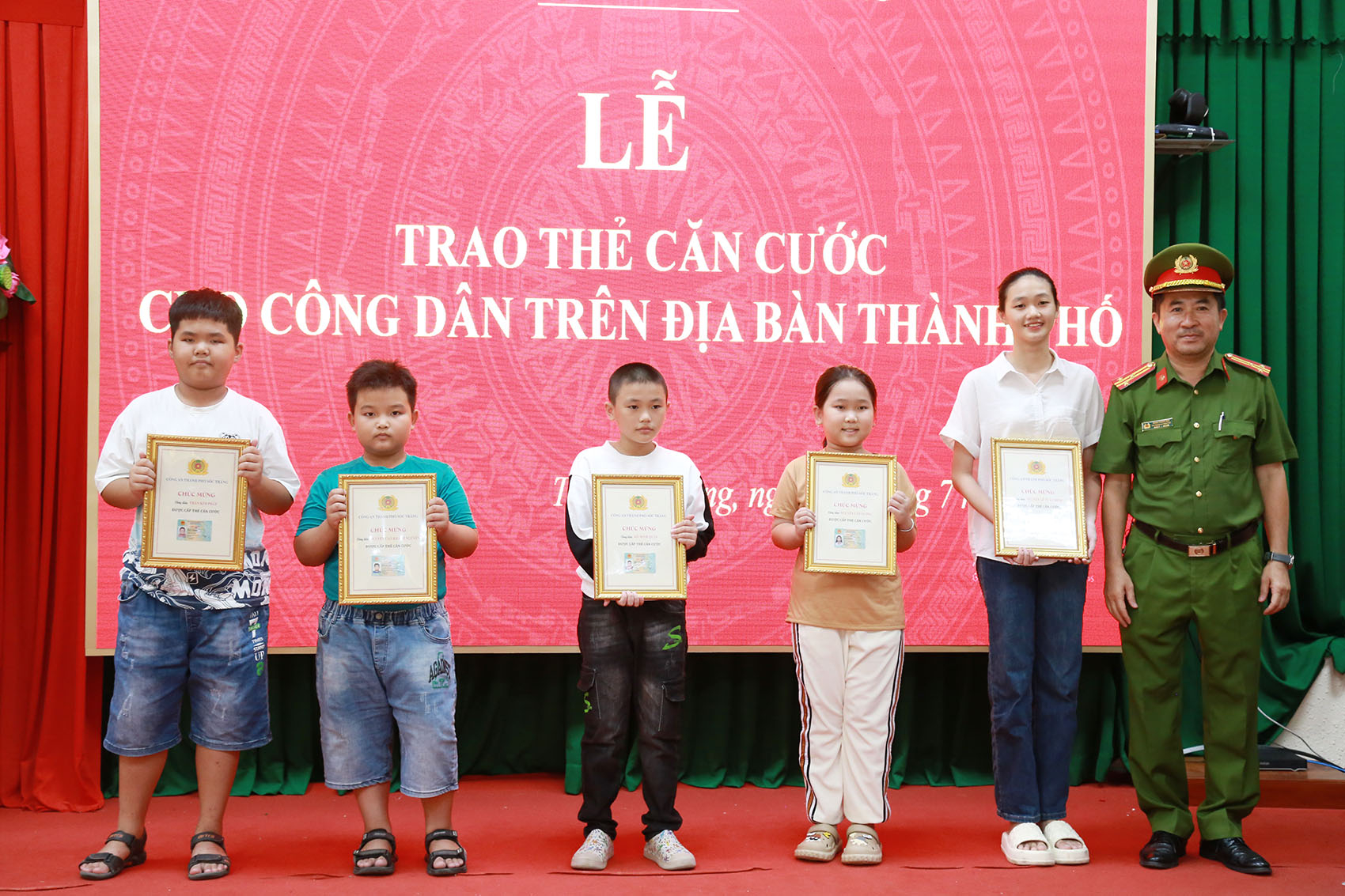 Công an thành phố Sóc Trăng trao thẻ Căn cước cho 10 công dân đang cư trú trên địa bàn