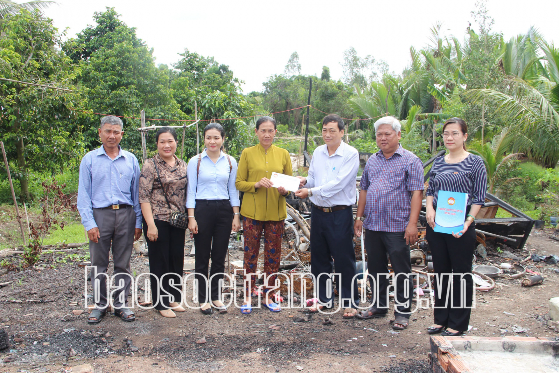 Trao hỗ trợ điều trị bệnh, gia đình bị hỏa hoạn