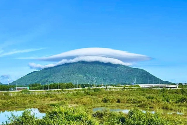 Sáng 31-10, đám mây hình nón xuất hiện trên đỉnh núi Chứa Chan, huyện Xuân Lộc.