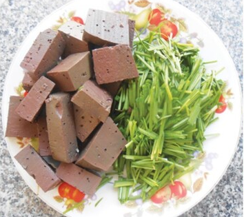 Huyết heo nấu canh hẹ có tác dụng gì?