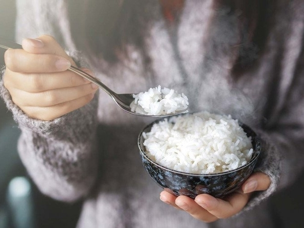 Ăn cơm nguội có giảm cân?