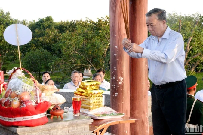 Tổng Bí thư, Chủ tịch nước Tô Lâm dâng hương tưởng nhớ các Anh hùng liệt sĩ và Tổng Bí thư Lê Duẩn tại Quảng Trị