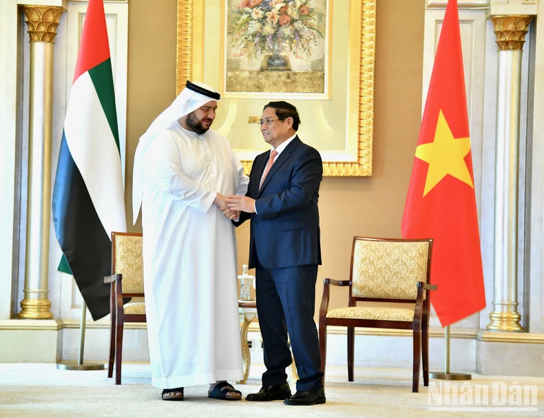 Thủ tướng Chính phủ Phạm Minh Chính bắt tay Bộ trưởng Đầu tư UAE Mohammed Bin Hassan Al Suwaidi (Ảnh: Thanh Giang).