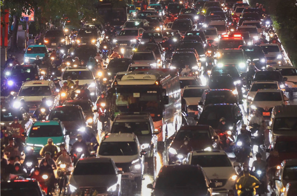 Hà Nội mưa lớn giờ tan tầm, dân loay hoay tìm lối về giữa dòng xe ùn tắc