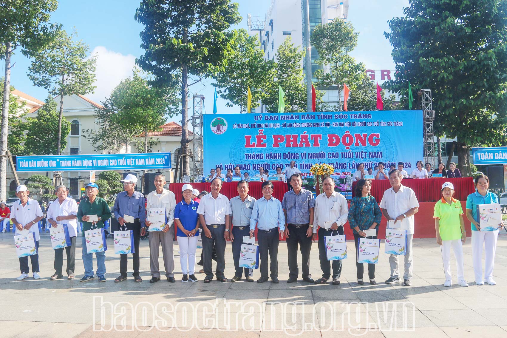 Lãnh đạo tỉnh trao quà (đại diện) cho người cao tuổi có hoàn cảnh khó khăn. Ảnh: XUÂN HƯƠNG