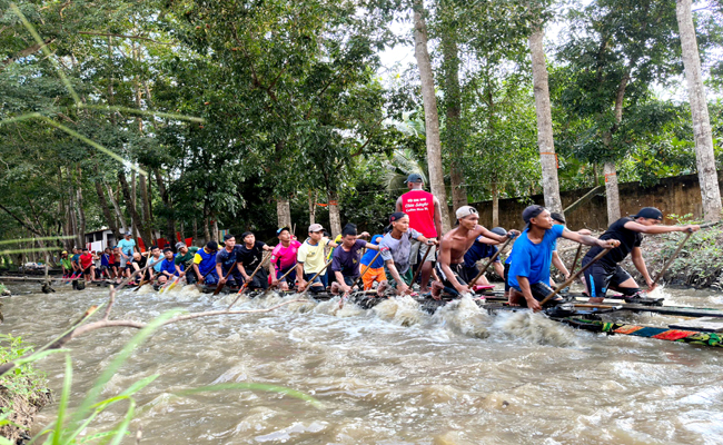 ក្រុម​កីឡា​ករ​ទូក​-ងវត្ត​សង្កែ​ កំ​ពុង​បញ្ចេញ​កម្លាំង​ហាត់​សម