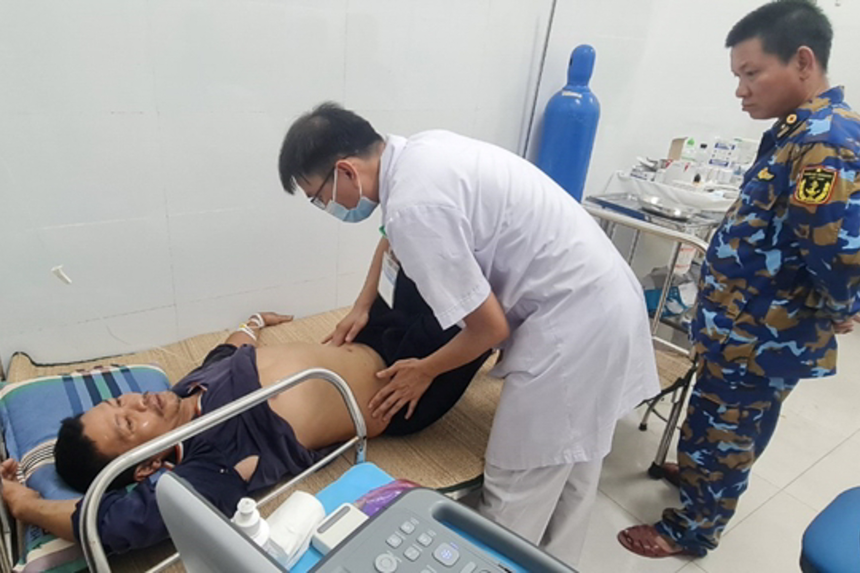 Bệnh xá đảo Sinh Tồn tiếp nhận và điều trị cho ngư dân