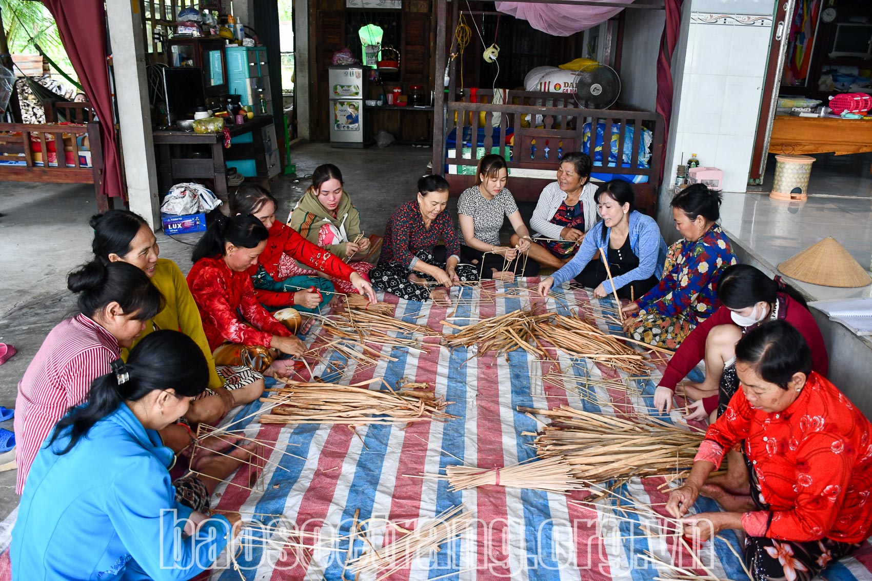 Mở lớp đan đát thủ công mỹ nghệ cho lao động nông thôn trên địa bàn thị xã Ngã Năm (Sóc Trăng). Ảnh: CHÍ BẢO