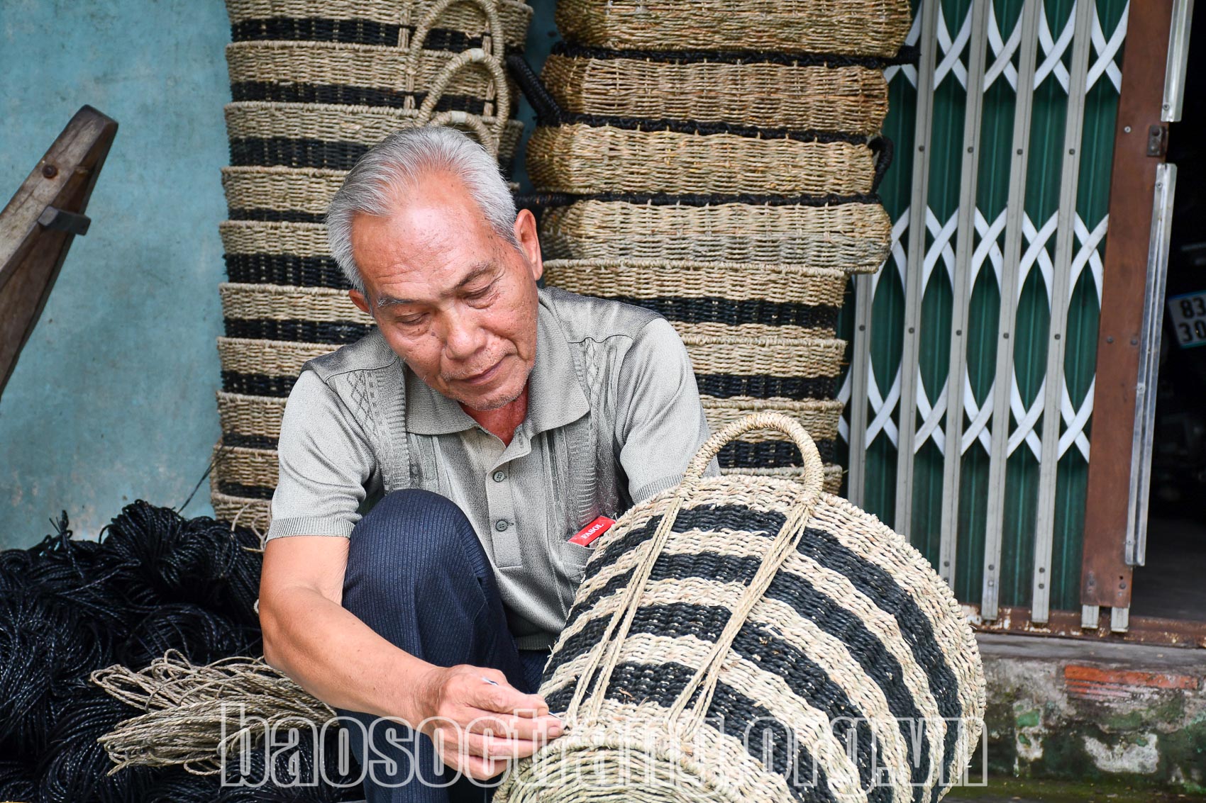 Ông Phạm Văn Thạch ở ấp Mỹ Tây A, xã Mỹ Quới, thị xã Ngã Năm (Sóc Trăng) năm nay 72 tuổi, nhận nguyên liệu về nhà làm, thu nhập gần 1 triệu đồng/tuần. Ảnh: CHÍ BẢO