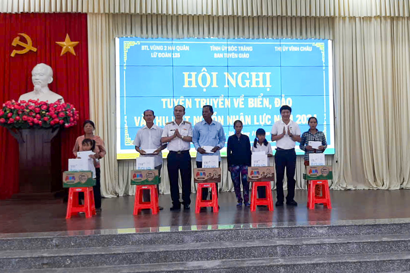 Thượng tá Hà Văn Hậu - Phó Chính ủy Lữ đoàn 125 và ông Huỳnh Tấn Đạt - Phó Chủ tịch Hội Bảo vệ thiên nhiên và Môi trường Thành phố Hồ Chí Minh tặng quà cho các em học sinh.