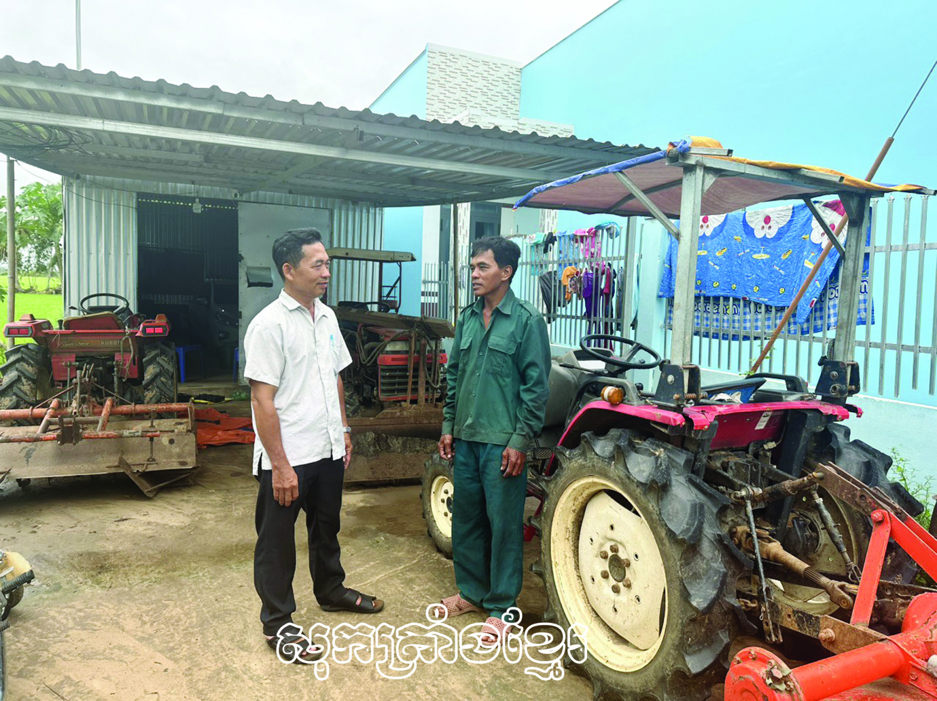 បងថាច់គឿង (ខាងស្តាំ) អតីតយុទ្ធជនខ្មែរគំរូធ្វើសេដ្ឋកិច្ចពូកែនៅឃុំវៀងប៊ិញ ស្រុកត្រឹងដេ (សុកត្រាំង)