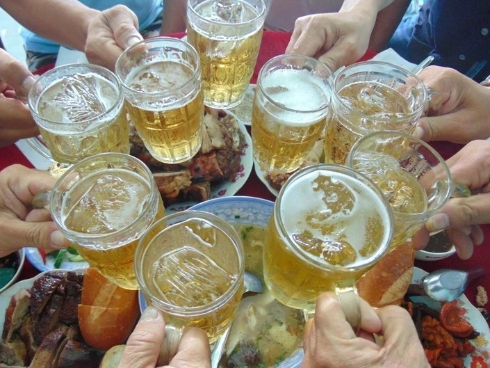 Uống 6 lon bia, mất bao lâu nồng độ cồn về 0?