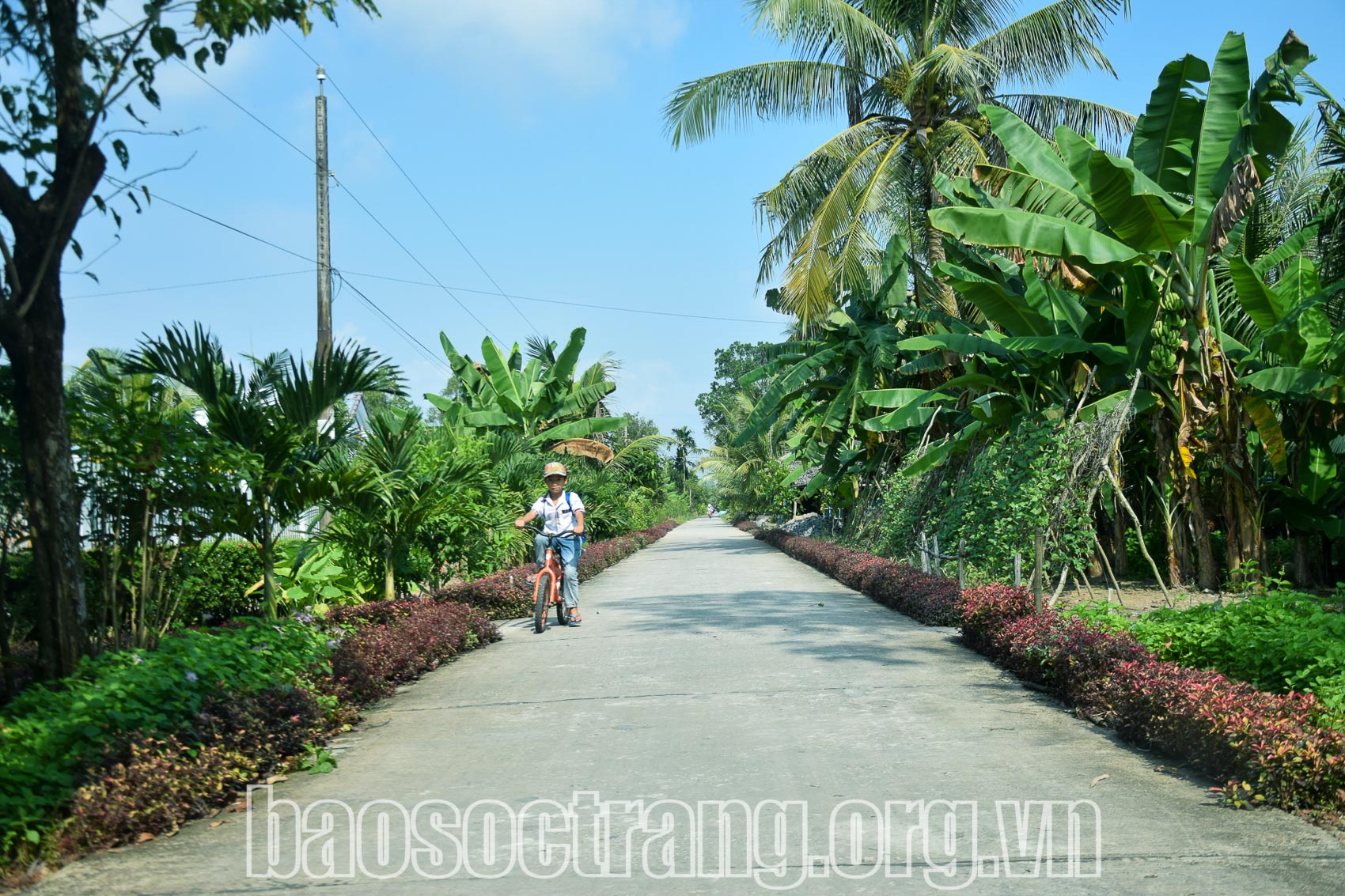 Đường giao thông nông thôn được nâng cấp rộng rãi, giúp người dân thuận tiện trong sinh hoạt, sản xuất. Ảnh: SONG LÊ