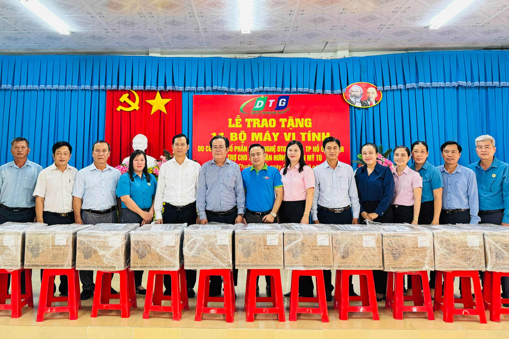 Trao tặng 11 bộ máy vi tính cho UBND xã Thuận Hưng thực hiện công tác chuyển đổi số