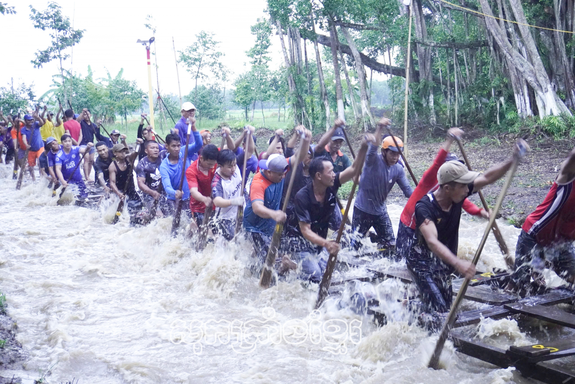 ក្រុមទូកងវត្តពុទ្ធរង្សីបឹងកក់កំពុងហ្វឹកហាត់ត្រៀមឱ្យពិធីប្រណាំងទូកងនាពេលខាងមុខ។