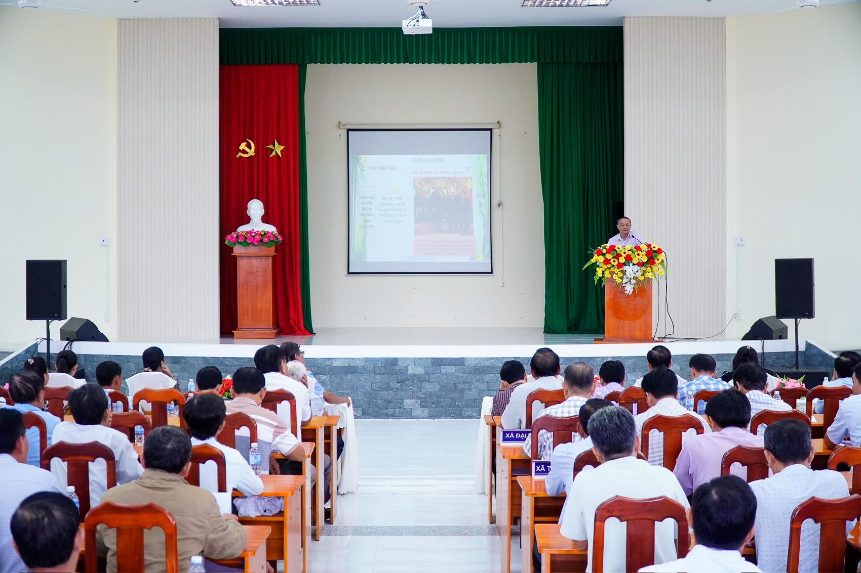 Cán bộ, đảng viên huyện Mỹ Xuyên (Sóc Trăng) học tập chuyên đề về đường lối ngoại giao cây tre Việt Nam. Ảnh: THIỆN NHẬN