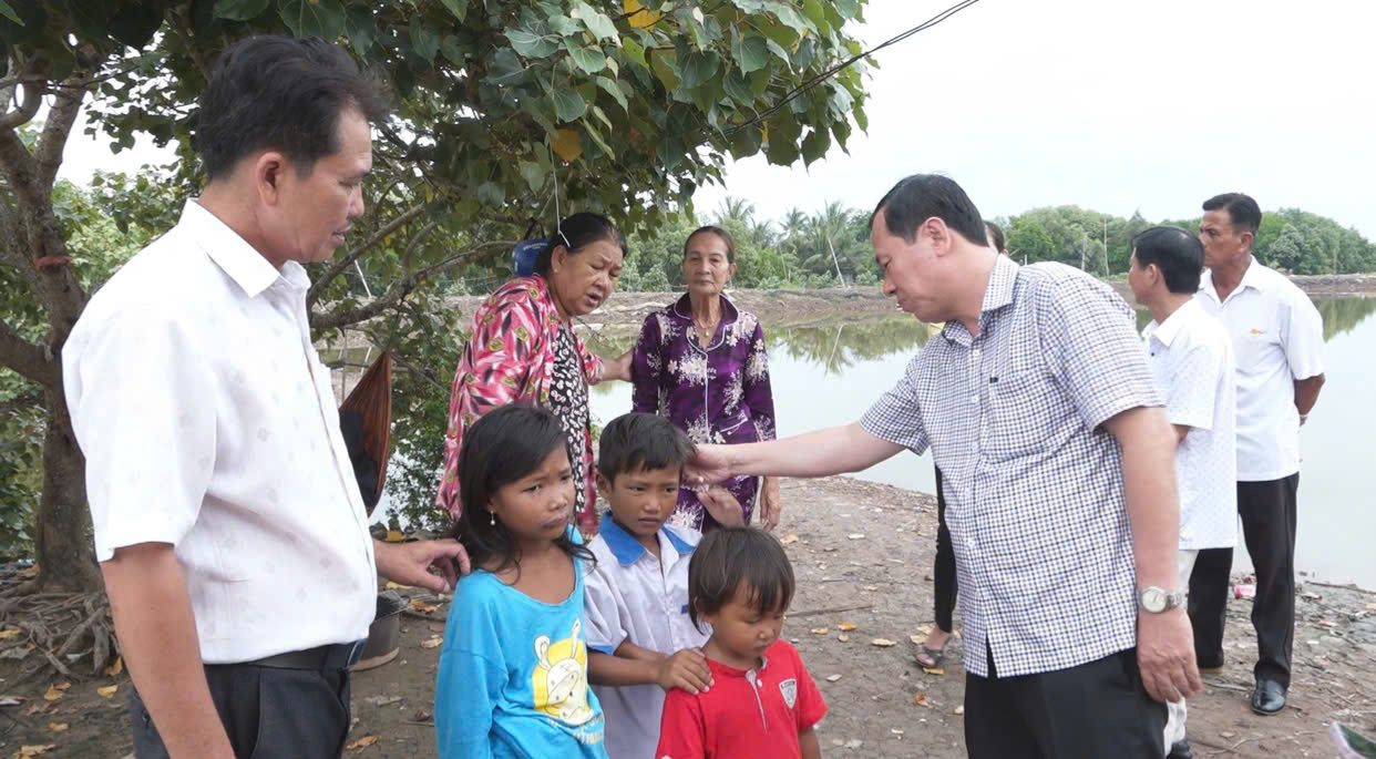 Lãnh đạo địa phương thăm hỏi gia đình có 5 người con bị tai nạn giao thông
