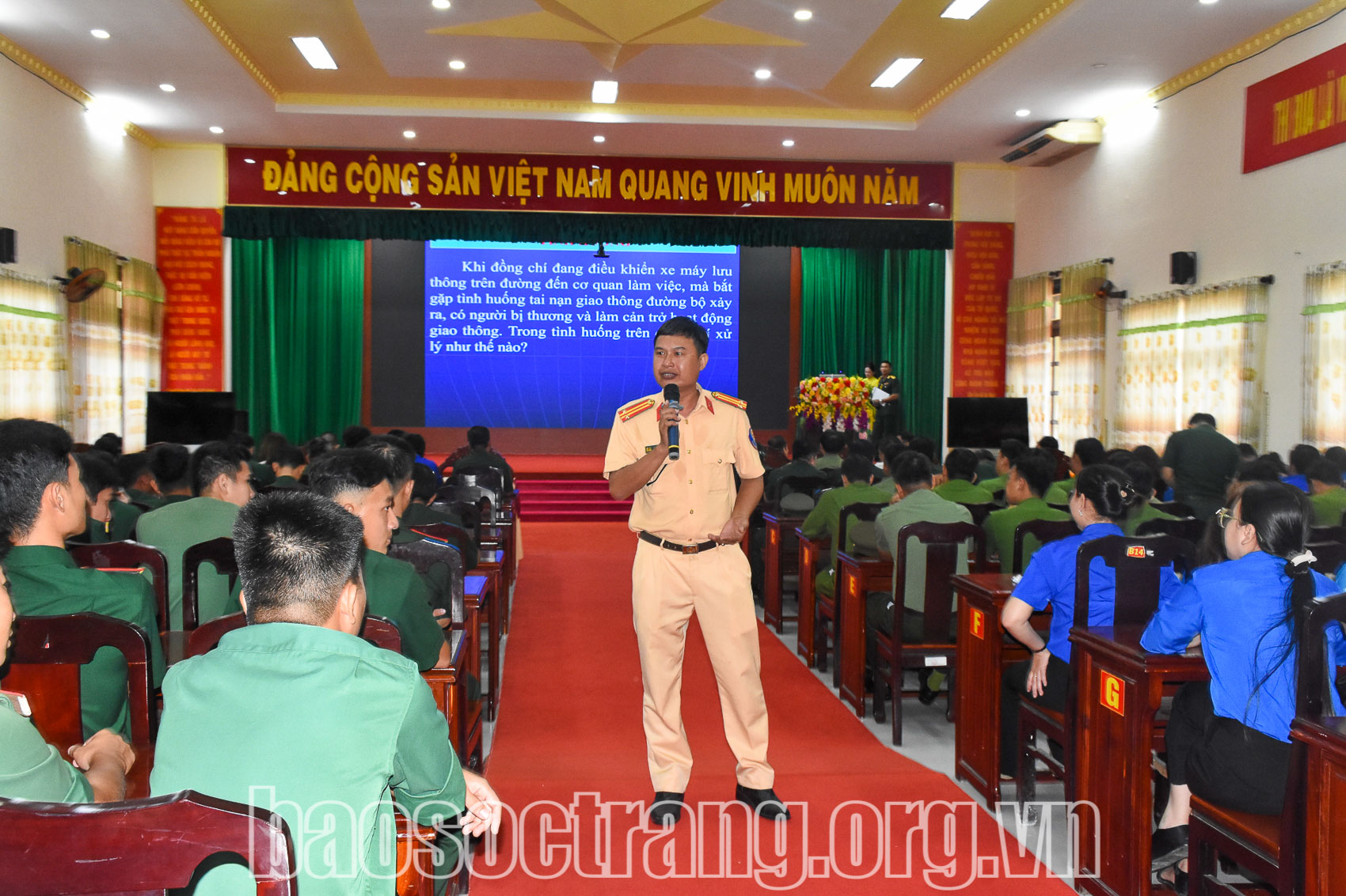 Tuyên truyền Luật Trật tự an toàn giao thông đường bộ cho cán bộ, chiến sĩ, đoàn viên, thanh niên. Ảnh: SONG LÊ