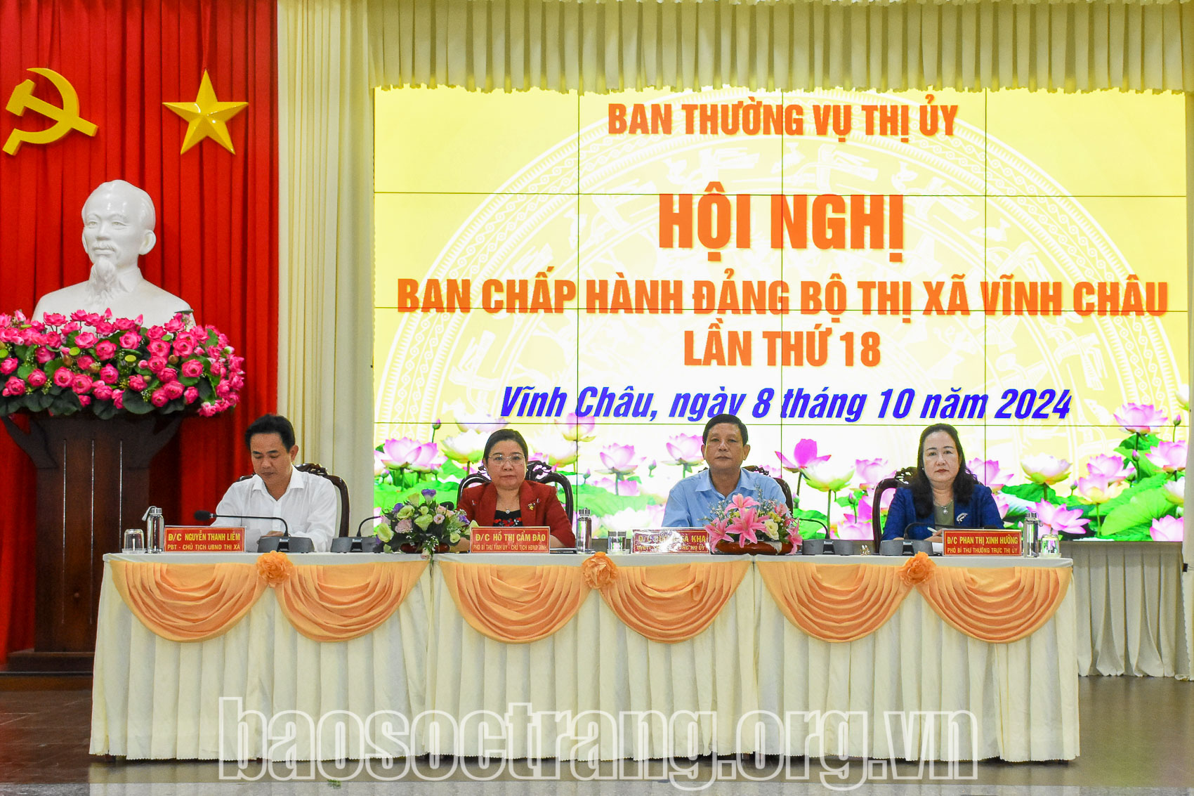 Các đồng chí lãnh đạo điều hành Hội nghị ban Chấp hành Đảng bộ thị xã Vĩnh Châu (Sóc Trăng) lần thứ 18.  Ảnh: SONG LÊ