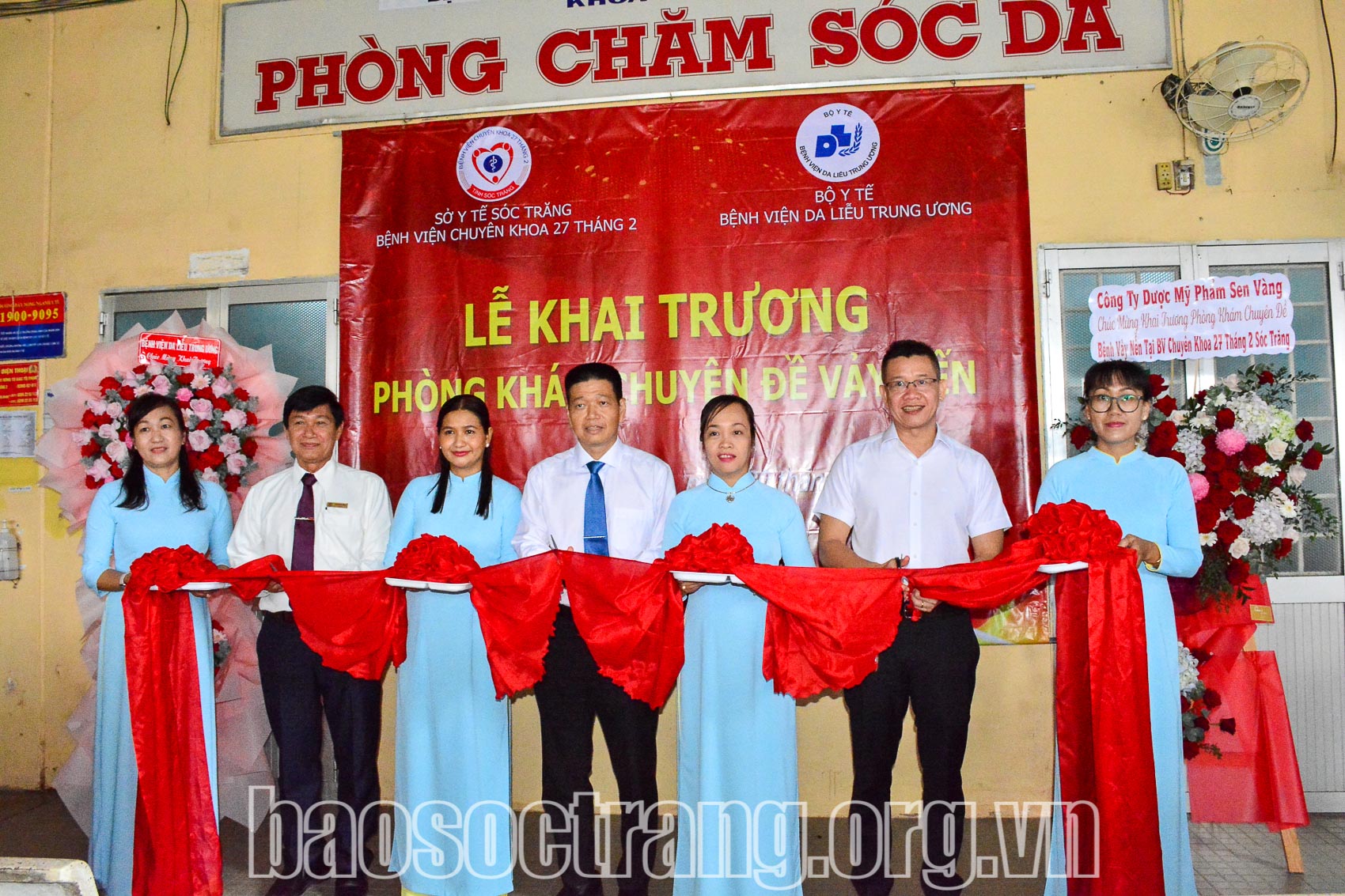 Đại biểu thực hiện nghi thức cắt băng khánh thành Phòng khám. Ảnh: HOÀNG PHÚC