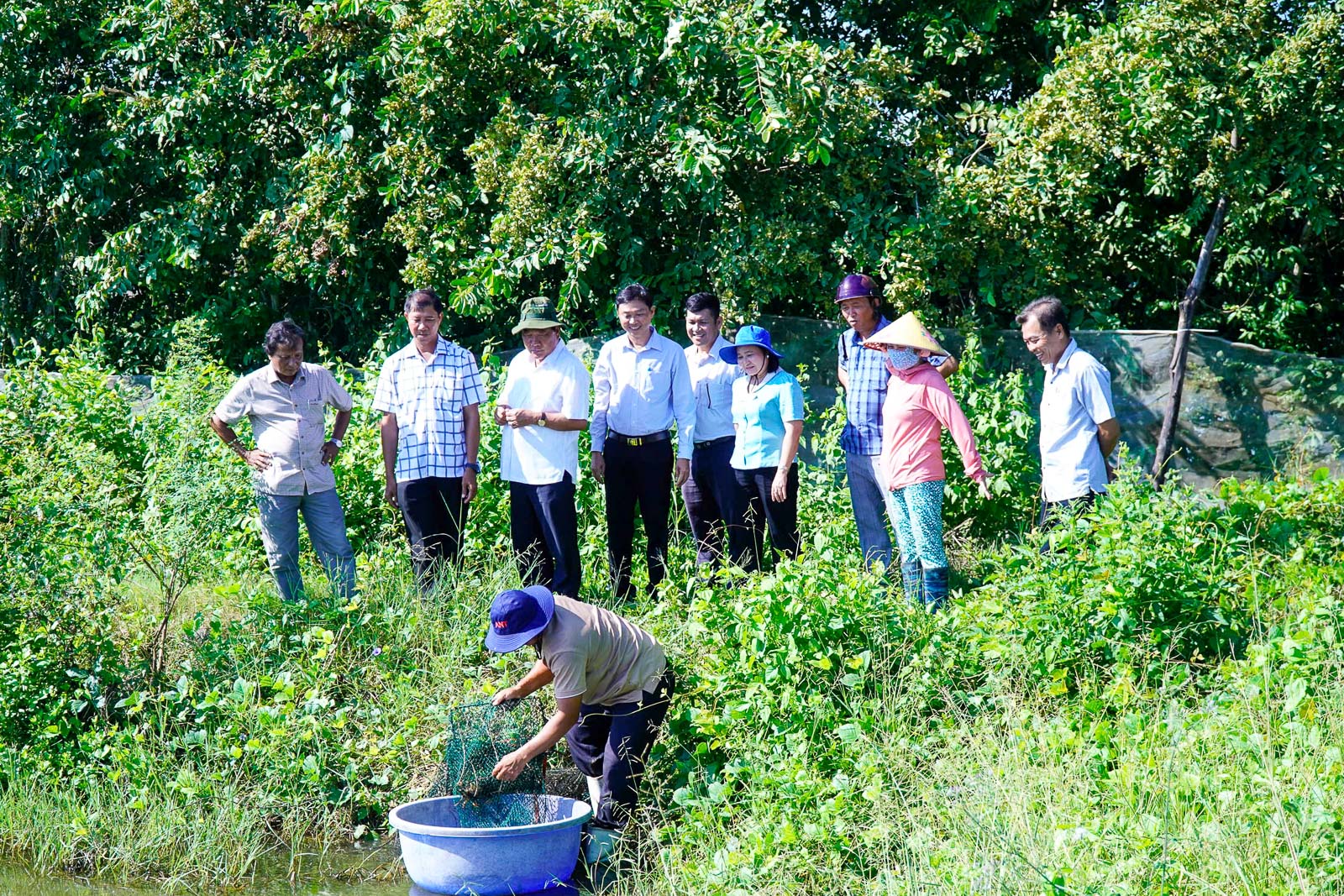 Đoàn đã đến tham quan mô hình nuôi thủy sản của anh Trần Hồng Phước. Ảnh: THIỆN NHẬN