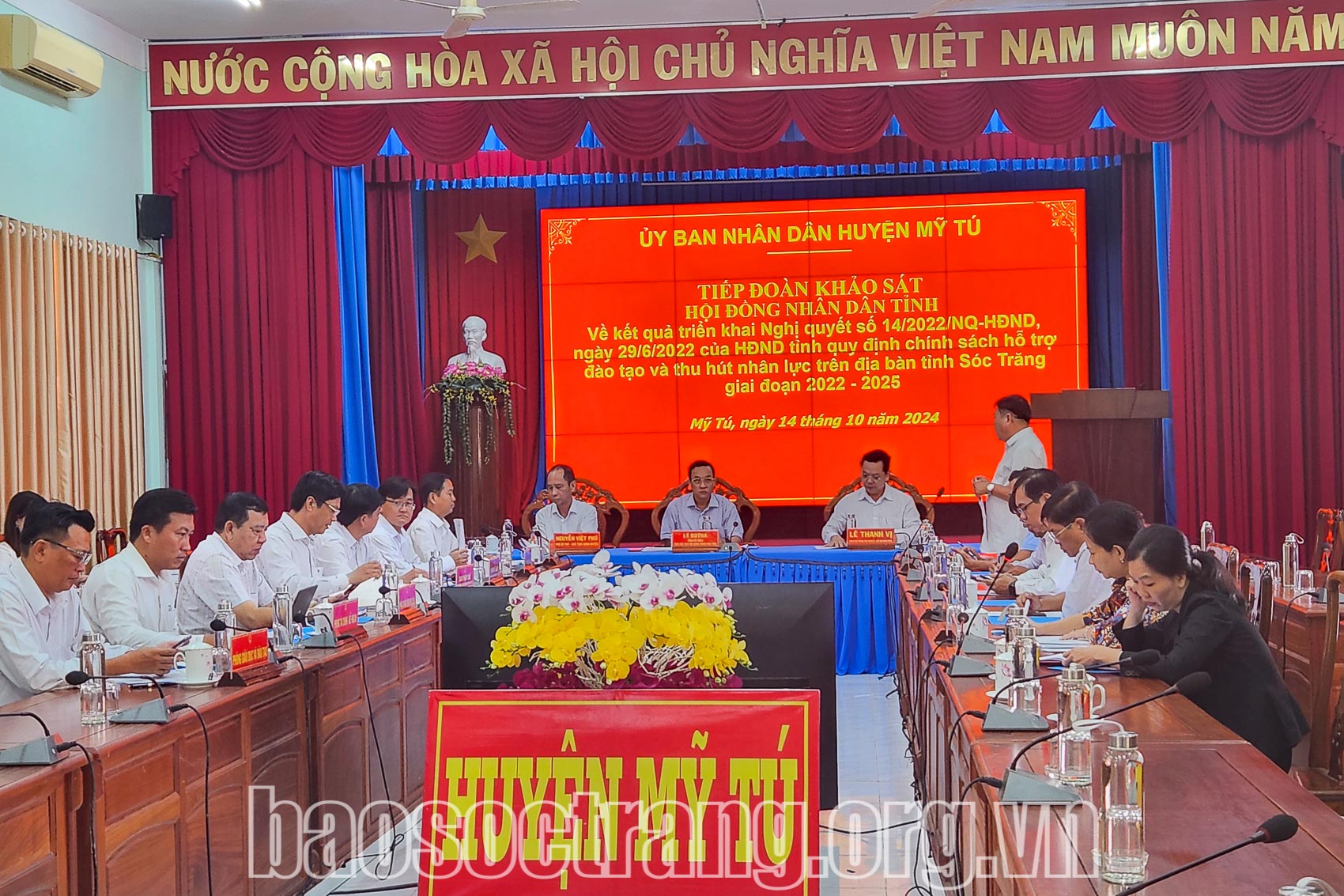 Các đại biểu tham gia buổi khảo sát tại huyện Mỹ Tú về thực hiện Nghị quyết số 14/2022/NQ-HĐND của HĐND tỉnh Sóc Trăng. Ảnh: SONG MINH