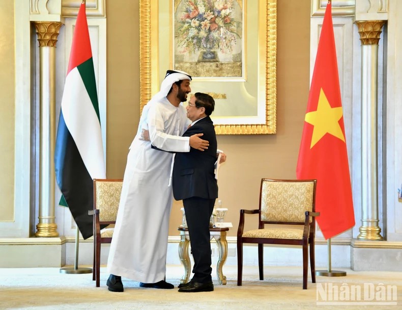 Thủ tướng Phạm Minh Chính và Bộ trưởng Kinh tế UAE Abdulla Bin Touq Al Marri ôm hôn tạm biệt. (Ảnh: Thanh Giang)