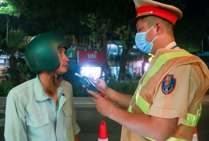 Cán bộ CSGT Công an TP Hà Nội đang kiểm tra nồng độ cồn của người tham gia giao thông.