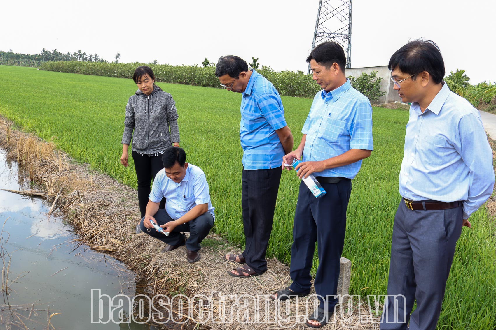 Ngành Nông nghiệp tỉnh Sóc Trăng chuyển đổi số trong việc ứng dụng các thiết bị thông minh đo độ mặn của nước, trước khi lấy nước phục vụ cho sản xuất nông nghiệp. Ảnh: THÚY LIỄU