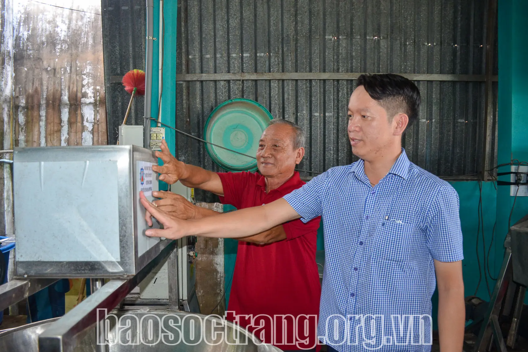 Hộ kinh doanh Toàn Thắng (bên phải), khóm Vĩnh Thành, phường Vĩnh Phước, thị xã Vĩnh Châu (Sóc Trăng) phấn khởi khi được nguồn khuyến công hỗ trợ máy móc tiên tiến vào sản xuất hành phi. Ảnh: HOÀNG LAN