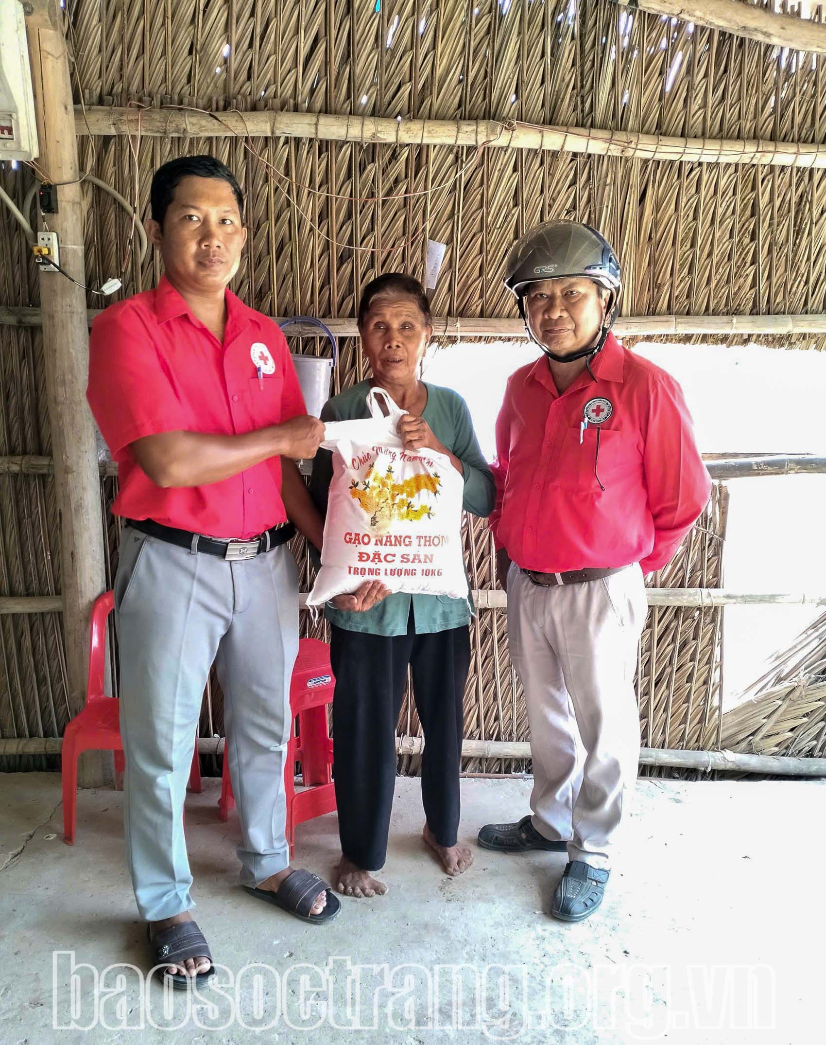 
Lãnh đạo Hội Chữ thập đỏ thị xã Vĩnh Châu đến thăm và trao hỗ trợ gạo hằng tháng cho hộ có hoàn cảnh đặc biệt khó khăn. Ảnh: HUỲNH NHƯ