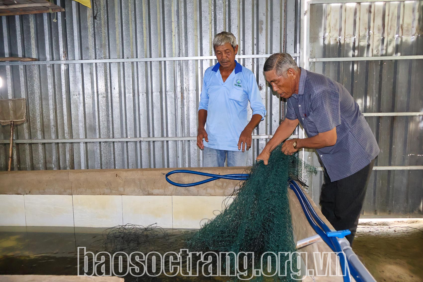 Ông Huỳnh Chên, ấp Trung Nhất, xã Lâm Tân, huyện Thạnh Trị (Sóc Trăng) phấn khởi khi được hỗ trợ 10 triệu đồng đầu tư nuôi lươn không bùn. Ảnh: NGỌC HẢI