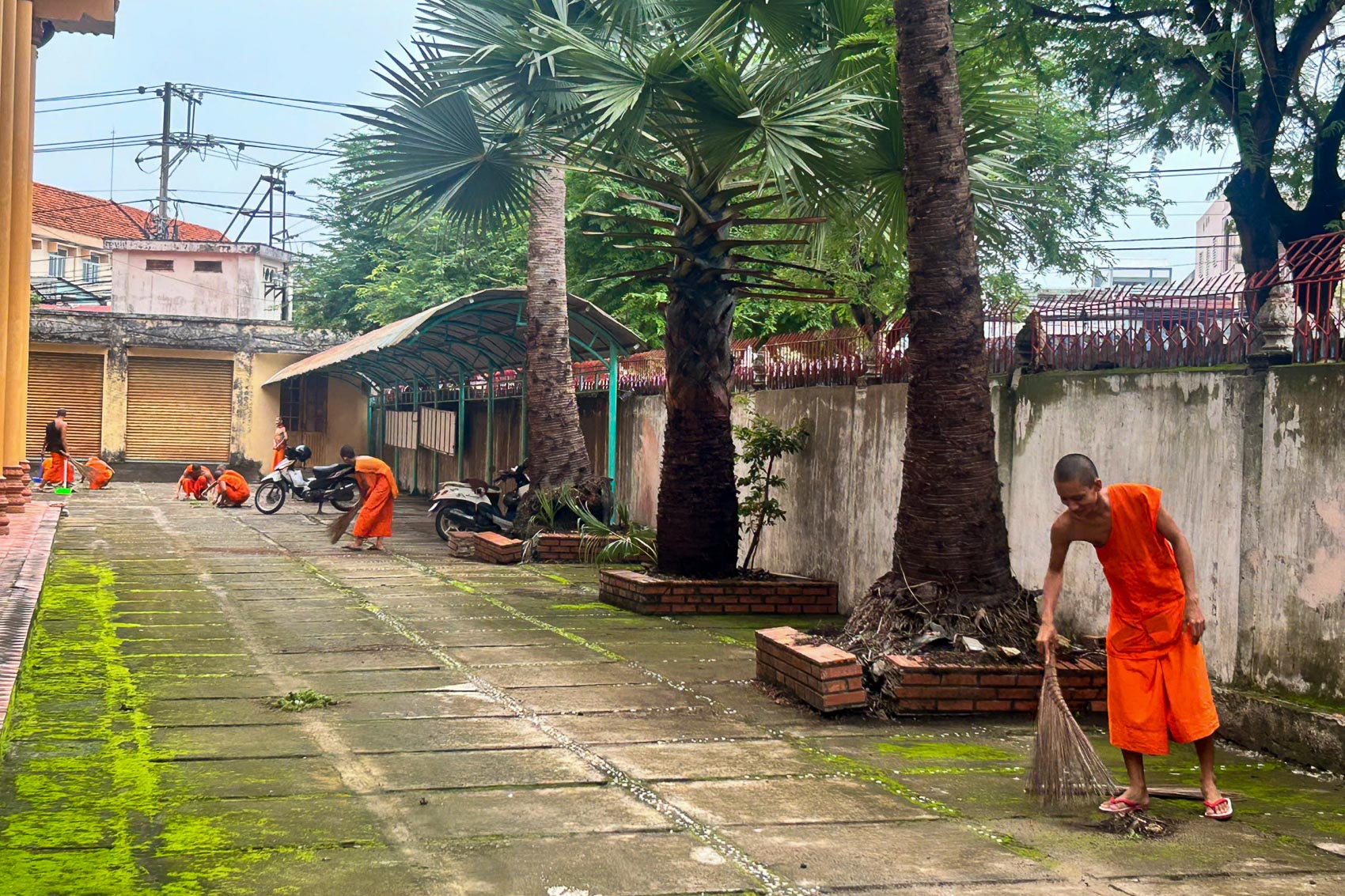 Các tăng sinh tham gia bảo vệ môi trường tại trường học. Ảnh: Đoàn Trường Bổ túc Văn hóa Pali Trung cấp Nam Bộ