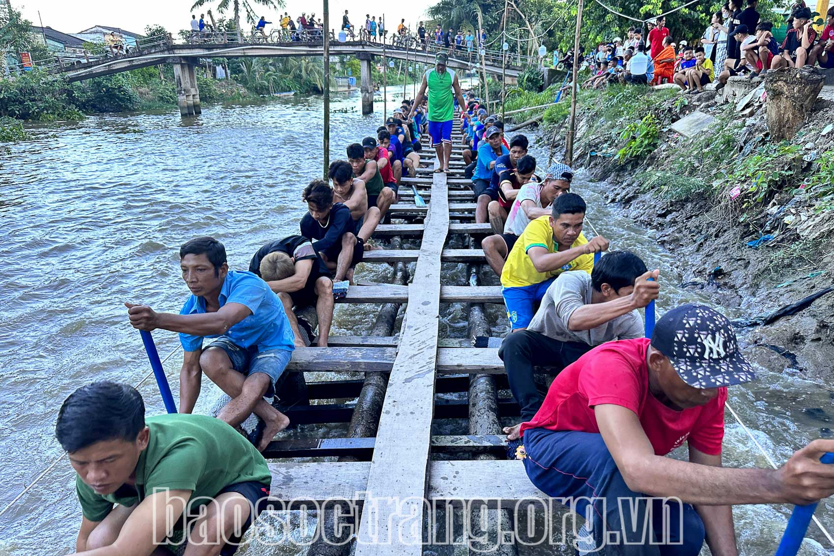 Các tay bơi đội ghe ngo chùa Prés Buône Prés Phék, xã Phú Tân, huyện Châu Thành (Sóc Trăng) quyết tâm tập luyện. Ảnh: THẠCH PÍCH