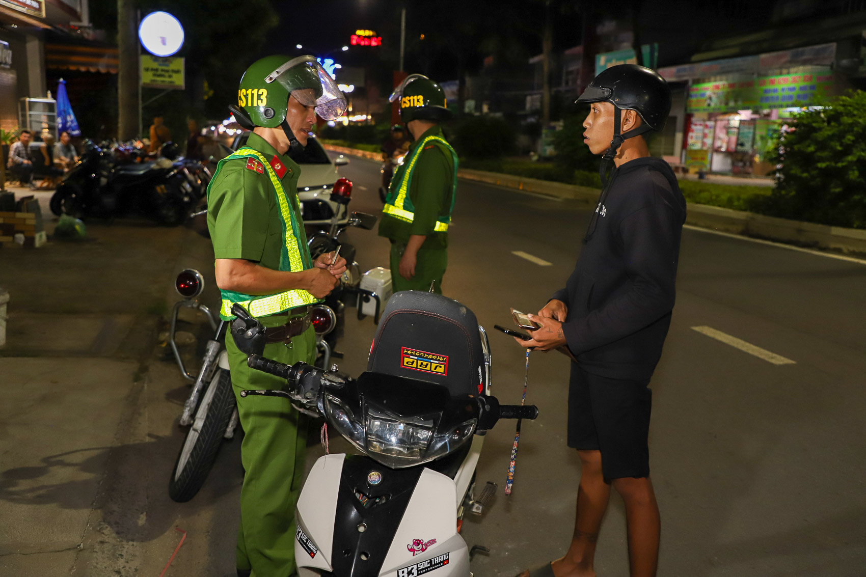 Lực lượng Tổ công tác 123, Công an tỉnh Sóc Trăng tăng cường tuần tra, kiểm soát, chốt chặn khép kín. Ảnh: TRỌNG NGHĨA