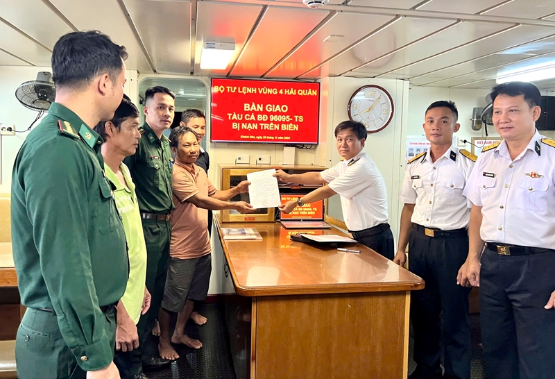 Bộ Tư lệnh Vùng 4 Hải quân bàn giao tàu cá gặp nạn trên biển