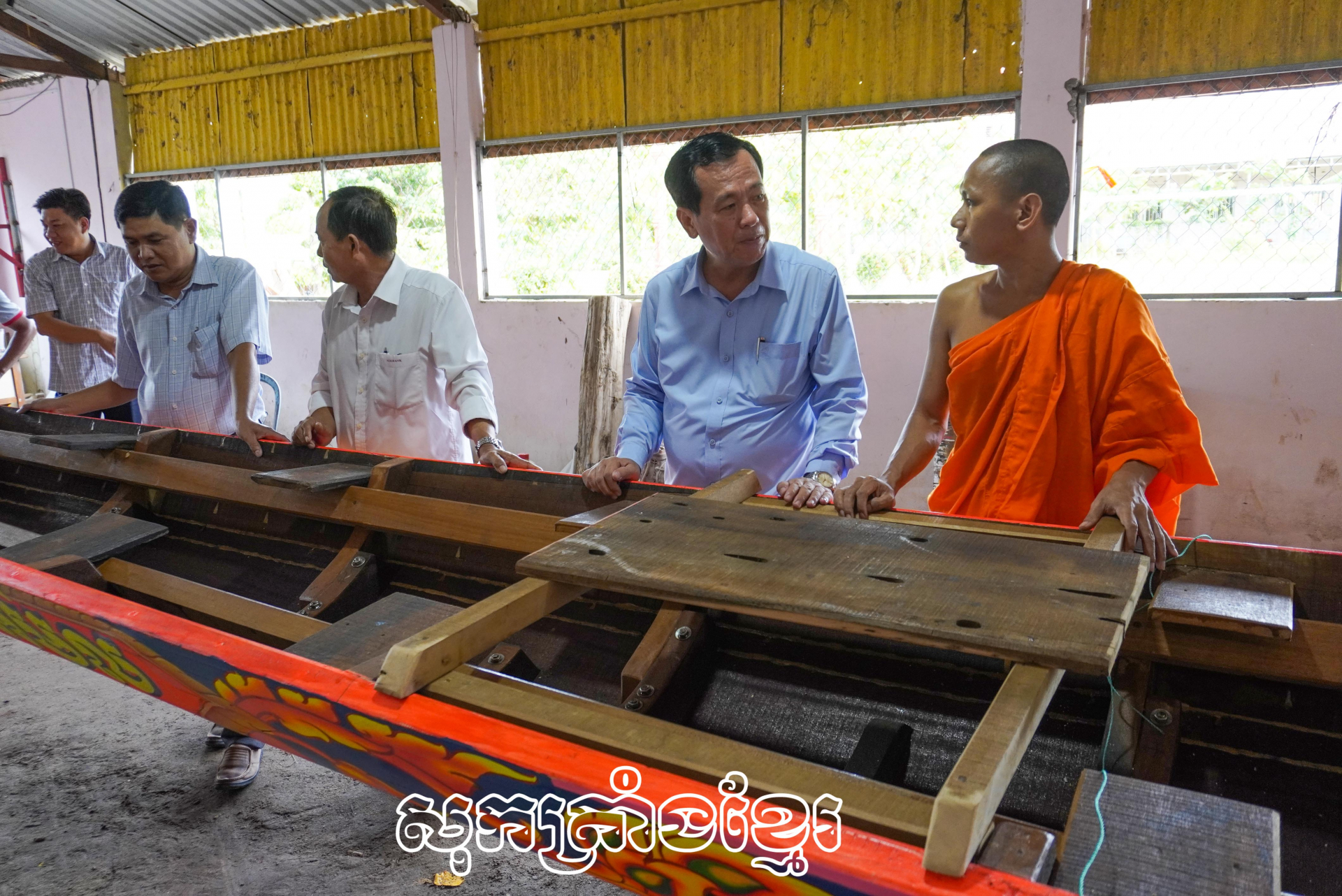 សមមិត្តត្រឹងទ្រីវ៉ឹង(ទី២ពីខាងស្តាំ) ពិនិត្យការងាររៀមចំនៅវត្តមុនីសាគរដើមអំពិល សង្កាត់វិញភឿក ទីរួមខេត្តវិញចូវ។