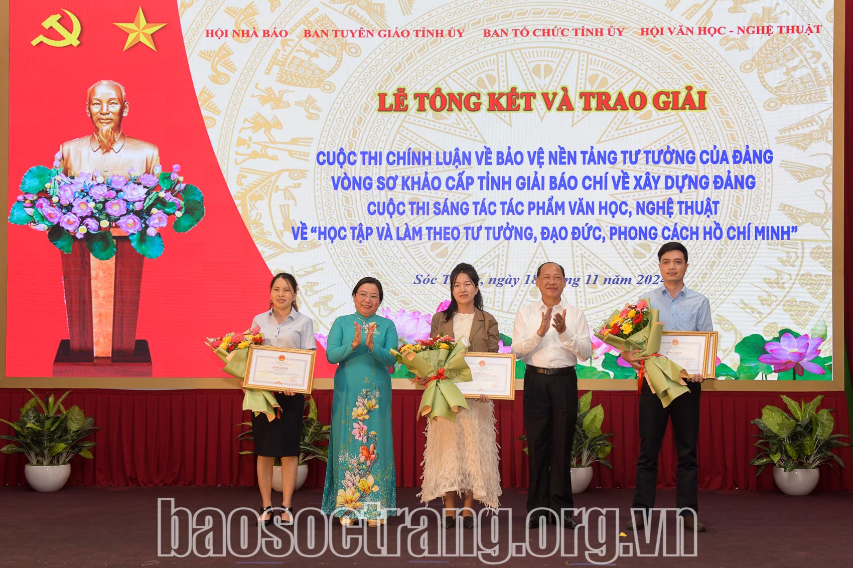 Đồng chí Hồ Thị Cẩm Đào - Phó Bí thư Thường trực Tỉnh ủy, Chủ tịch HĐND tỉnh và đồng chí Lâm Tấn Hòa - Ủy viên Ban Thường vụ Tỉnh ủy, Trưởng Ban Tuyên giáo Tỉnh ủy trao giải A Vòng sơ khảo cấp tỉnh Giải báo chí toàn quốc về xây dựng Đảng (Giải Búa liềm vàng) lần thứ IX, năm 2024. Ảnh: CHÍ BẢO