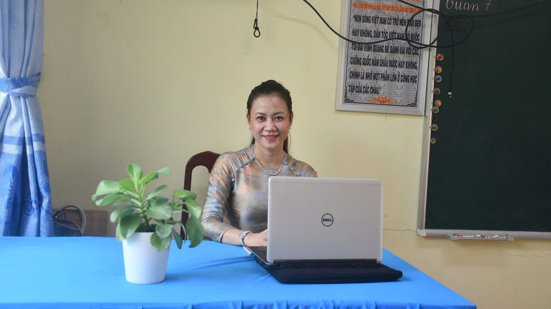 អ្នកគ្រូវ័យក្មេងអស់ពីចិត្តជាមួយនឹងរបរ