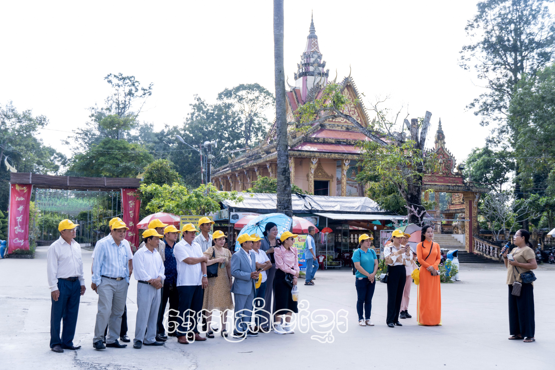 ក្រុមទស្សនានៅកន្លែងទេសចរណ៍វត្តបទុមវង្សាសំរោង សង្កាត់ទី៥ ទីក្រុងសុកត្រាំង (សុកត្រាំង)។