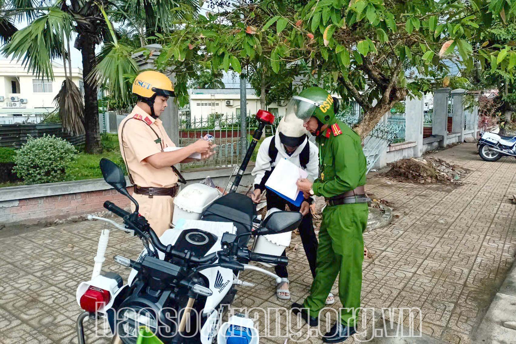 Thực hiện chuyên đề xử lý học sinh vi phạm về trật tự, an toàn giao thông. Ảnh: SONG LÊ