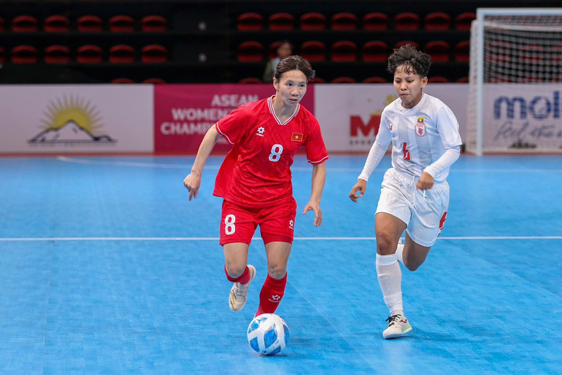 Người hâm mộ kỳ vọng tuyển futsal nữ Việt (trái) sẽ lên ngôi hậu giải futsal nữ vô địch Đông Nam Á 2024 (Ảnh: VFF)