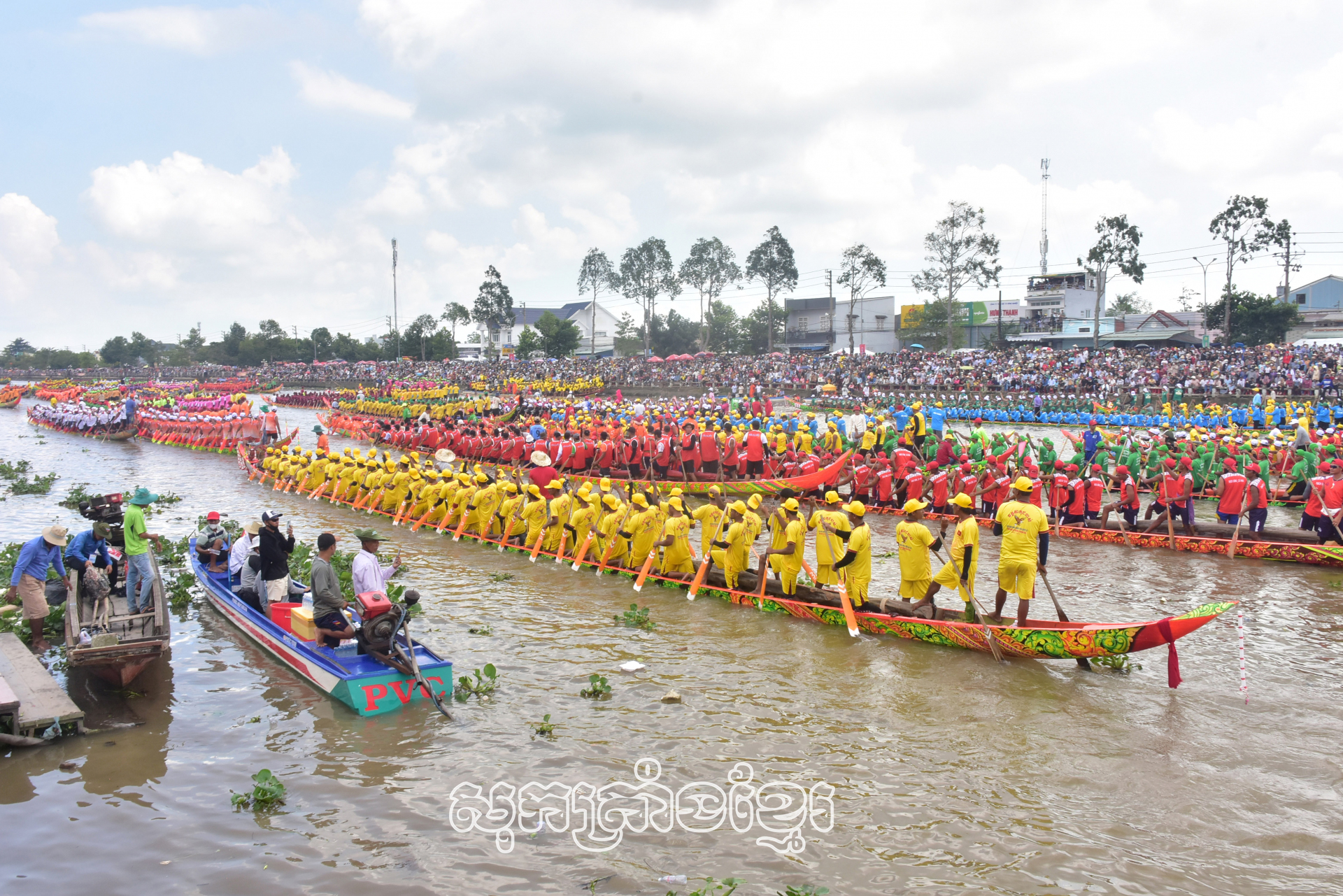 ក្រុមទូកទាំងឡាយវិលទៅកាន់កន្លែងចាប់ផ្តើមប្រកួត។