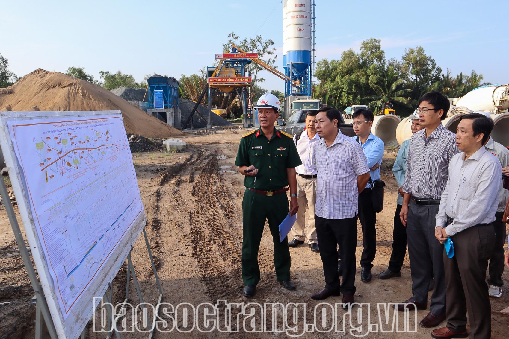 Đoàn kiểm tra trực tiếp tại các công trình dự án. Ảnh: QUANG BÌNH