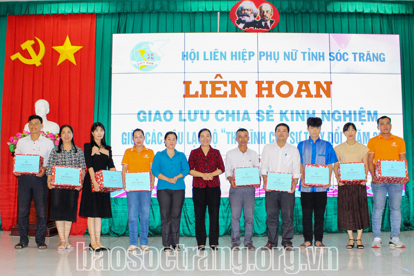 Liên hoan giao lưu, chia sẻ kinh nghiệm giữa các câu lạc bộ “Thủ lĩnh của sự thay đổi” của huyện Thạnh Trị, Mỹ Tú, Mỹ Xuyên và thị xã Ngã Năm. Ảnh: SỚM MAI