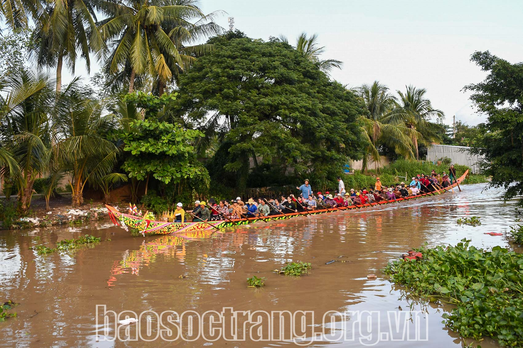 Các vận động viên ghe ngo nữ của chùa Bâng Tone Sa (huyện Trần Đề, tỉnh Sóc Trăng) tập luyện vào mỗi buổi chiều. Ảnh: HẢI HÀ