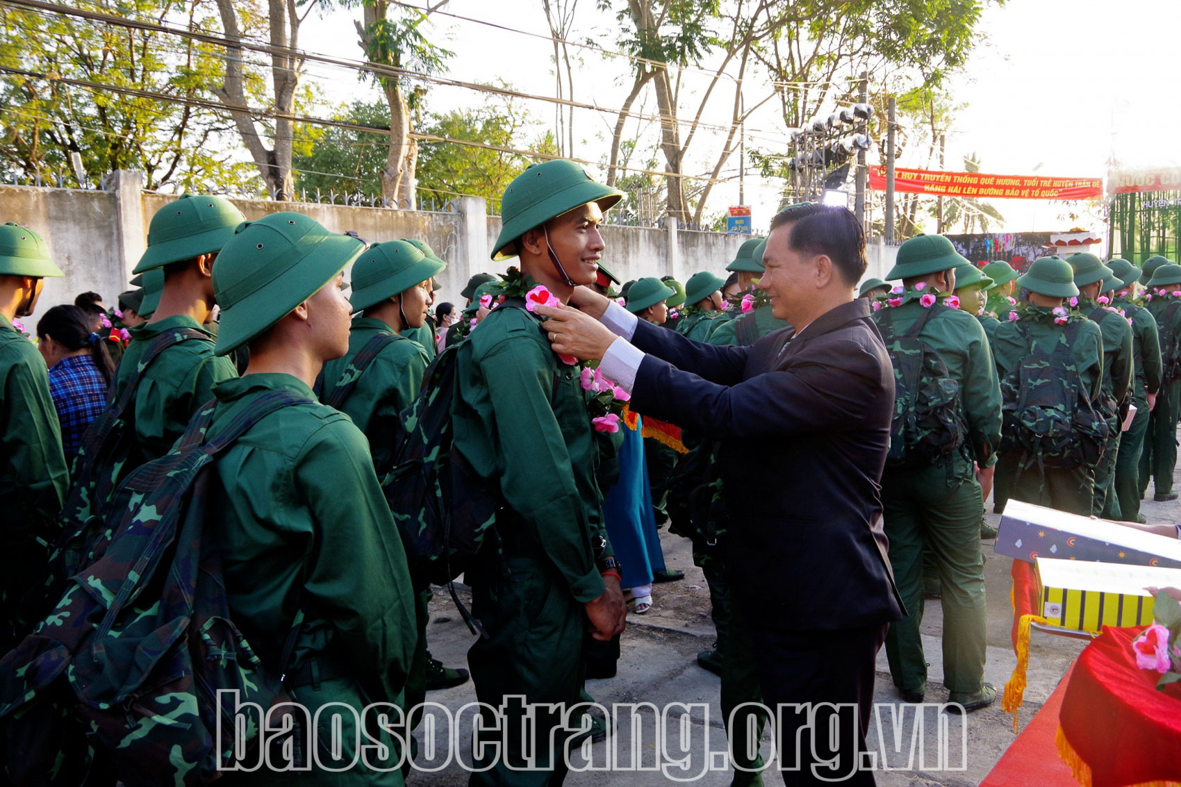 Đồng chí Trần Văn Lâu - Phó Bí thư Tỉnh ủy, Chủ tịch UBND tỉnh, Chủ tịch Hội đồng Nghĩa vụ quân sự tỉnh Sóc Trăng động viên công dân trước khi nhập ngũ. Ảnh: SONG LÊ