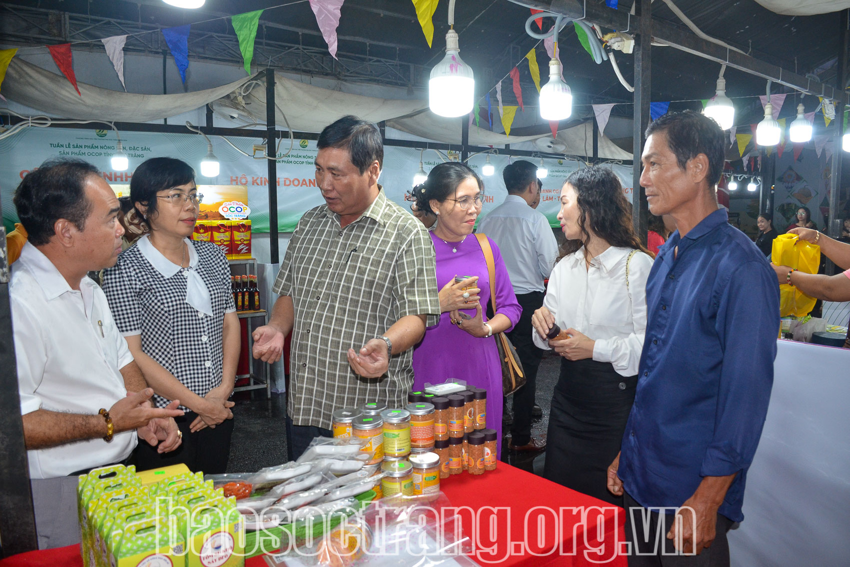 Anh Mã Văn Hồng (người bên phải) - Giám đốc Hợp tác xã Nông ngư Hòa Đê, xã Hòa Tú 1, huyện Mỹ Xuyên (Sóc Trăng) tham gia giới thiệu sản phẩm của hợp tác xã tại Tuần lễ trưng bày, giới thiệu, quảng bá sản phẩm nông sản, đặc sản, sản phẩm OCOP của tỉnh được tổ chức tại Siêu thị Co.opmart Sóc Trăng. Ảnh: HOÀNG LAN