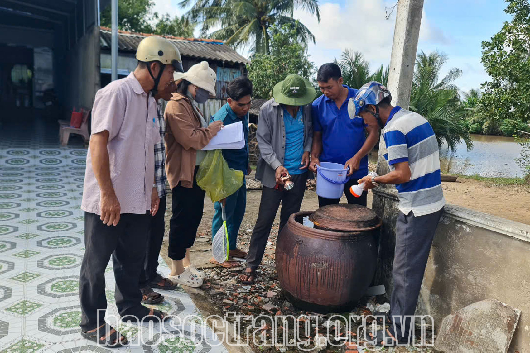 Tổ chức các chiến dịch diệt lăng quăng, xử lý dịch chủ động, không để chậm trễ làm dịch lây lan ra diện rộng. Ảnh: HOÀNG PHÚC